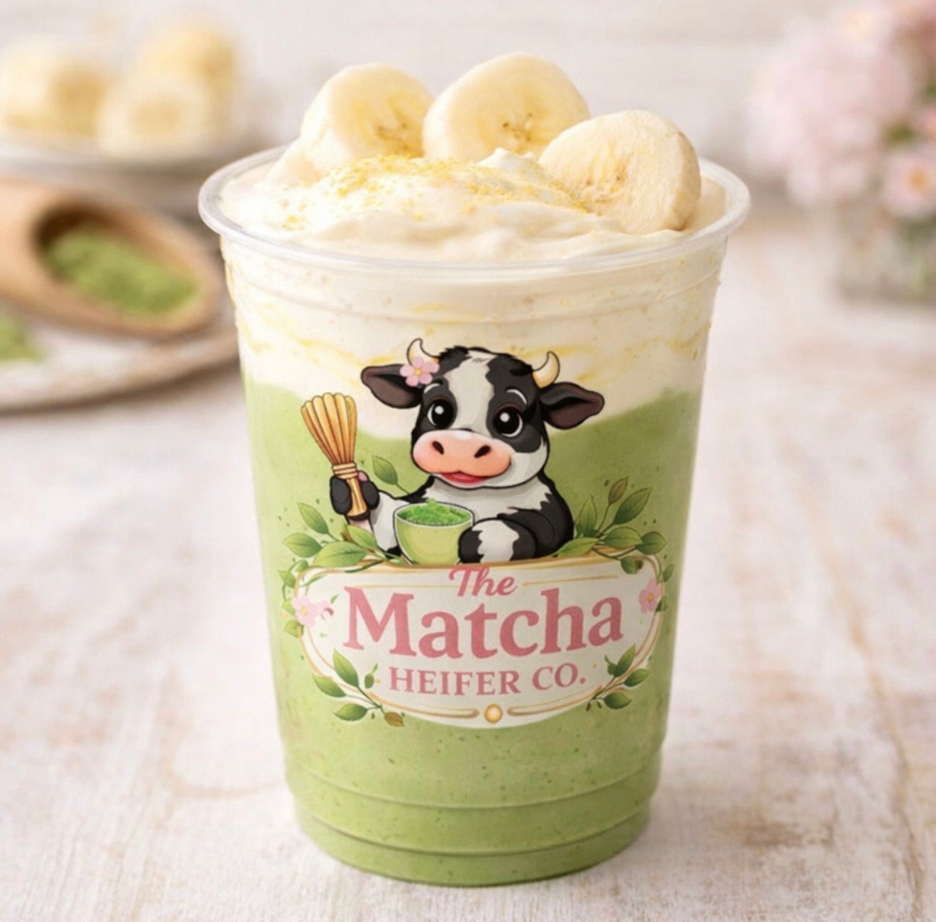 Banana Cream Dream Matcha
Creamy matcha topped with banana sweet cream foam and fresh banana slices